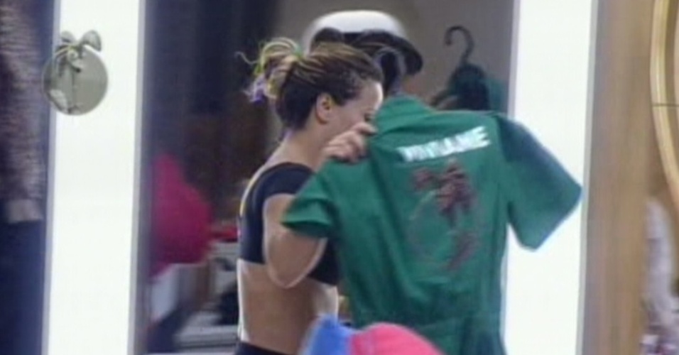 Viviane Araújo tira o uniforme após a prova. A dançarina disputará a roça com Lui Mendes (6/6/12)