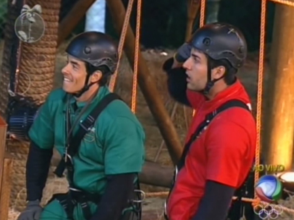 Felipe Folgosi (de verde) e Diego Pombo (vermelho) são avisados que o perdedor do desafio vai para o celeiro com mais cinco peões (10/6/12)
