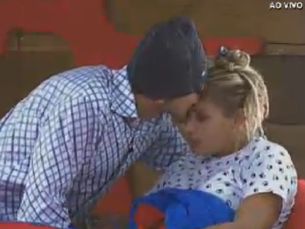 Sylvinho Blau-Blau beija Ângela Bismarchi após conversa sobre morte da irmã da modelo (16/6/12)