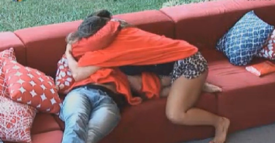 Nicole Bahls abraça Diego Pombo após conversa (19/6/12)