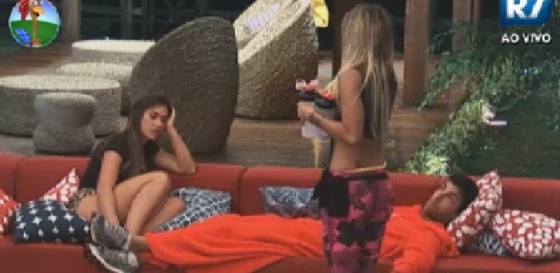 Nicole Bahls conversa com Robertha Portella (costas) após discussão (19/6/12)