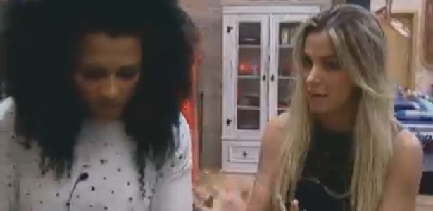 Robertha Portella (dir.) desabafa com Simone Sampaio sobre briga com Nicole Bahls (19/6/12)