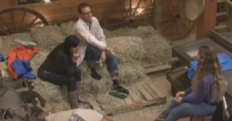 Gretchen (esq.) fala para Sylvinho e Viviane sobre possível voto da fazendeira Nicole (21/6/12)