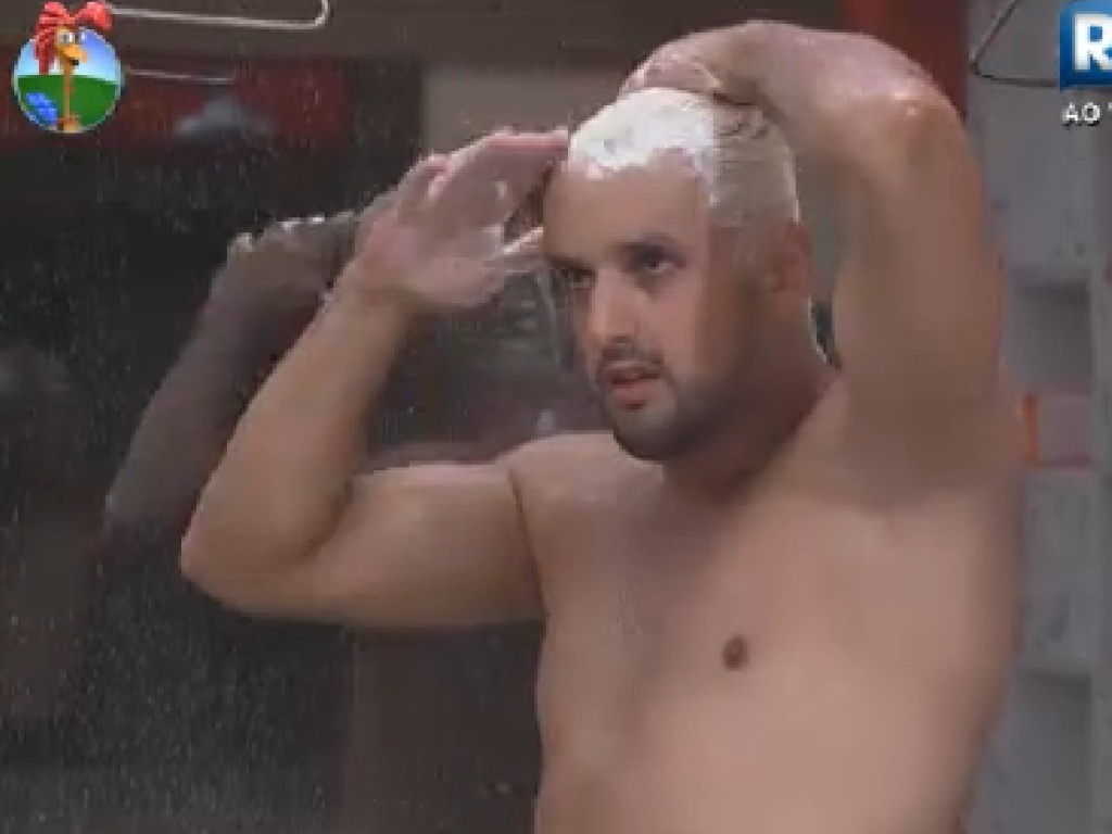 Rodrigo Capella lava o cabelo descolorido durante o banho (24/6/12)