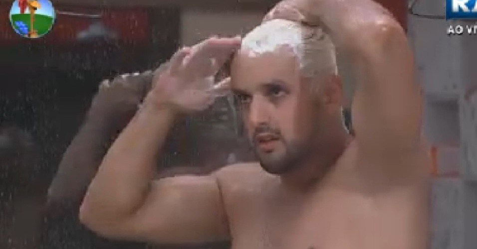 Rodrigo Capella lava o cabelo descolorido durante o banho (24/6/12)