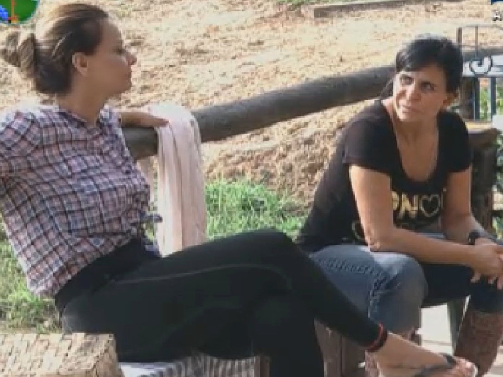 Viviane Araújo e Gretchen conversam no celeiro (25/6/12)