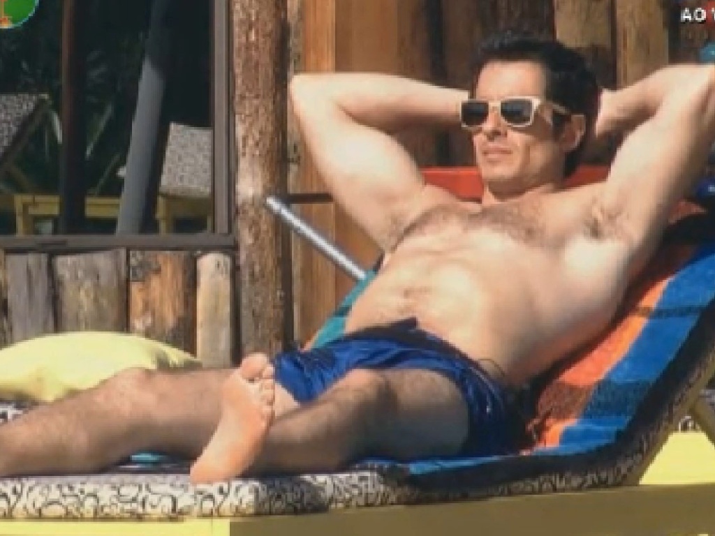Felipe Folgosi toma sol na piscina após o almoço (26/6/12)