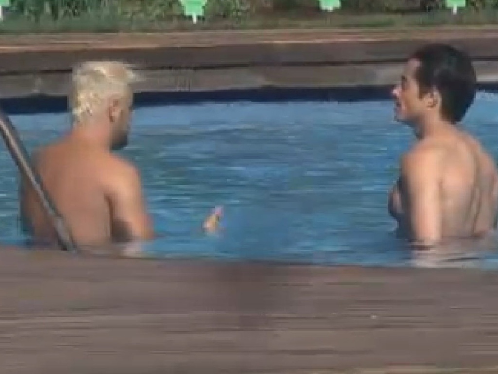 Rodrigo Capella e Felipe Folgosi converam durante banho de piscina (26/6/12)