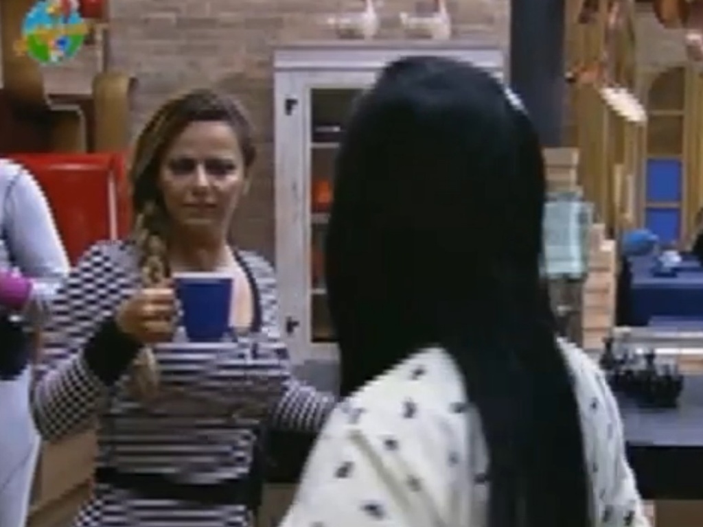 Gretchen fala sobre Robertha Portella com Viviane Araújo (26/6/12)