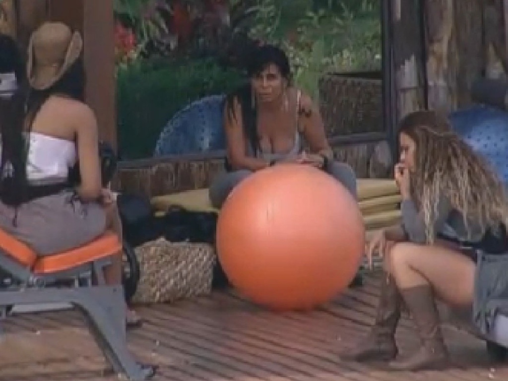 Shayene, Gretchen e Viviane Araújo conversam na academia (28/6/12)