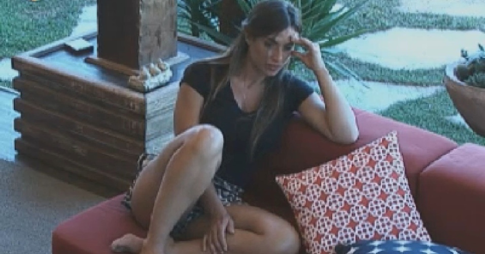 Nicole Bahls conversa com Penélope Nova na varanda da sede (30/6/12)