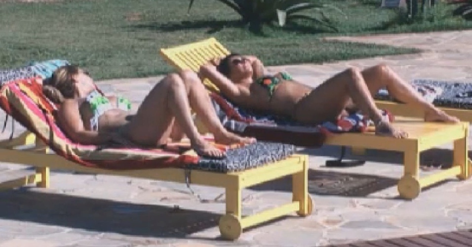 Viviane Araújo e Gretchen conversam na beira da piscina (30/6/12)