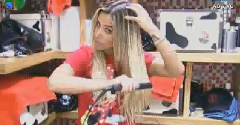 Robertha Portella faz chapinha nos cabelos (1/7/12)