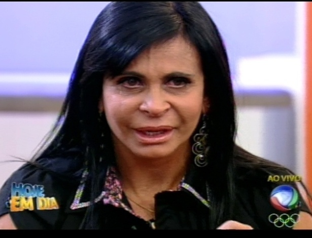 Gretchen chora ao conversar com a mãe de Viviane Araújo (9/7/12)