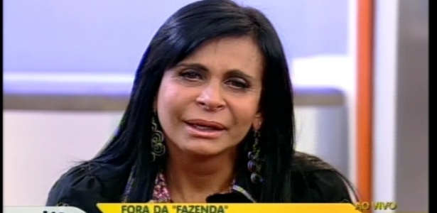 Gretchen chora ao conversar com a mãe de Viviane Araújo (9/7/12)