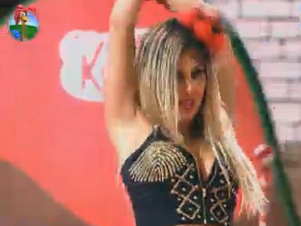 Animada, Robertha Portella dança música de Britney Spears (13/7/12)