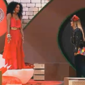 Simone Sampaio e Robertha Portella conversam ao som de "Where Is The Love", da banda Black Eyed Peas (13/7/12)