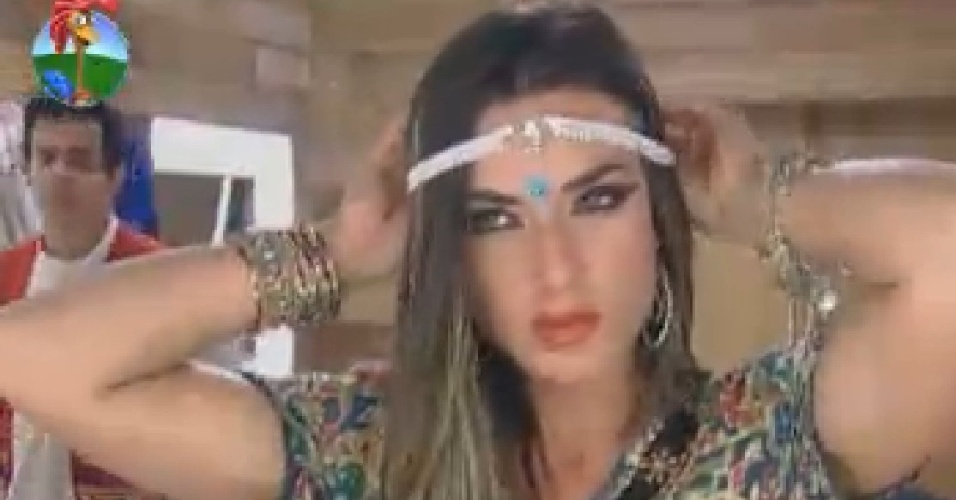 Nicole Bahls se arruma com roupas indianas para vídeo inspirado em Bollywood (16/7/12)