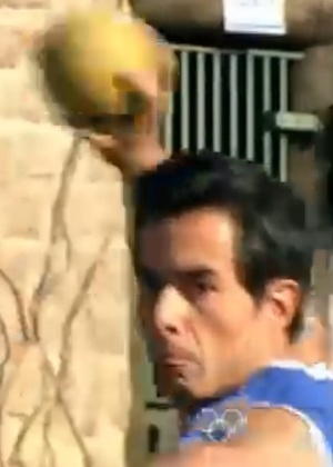 Felipe Folgosi faz arremesso em jogo de queimada (16/7/12)