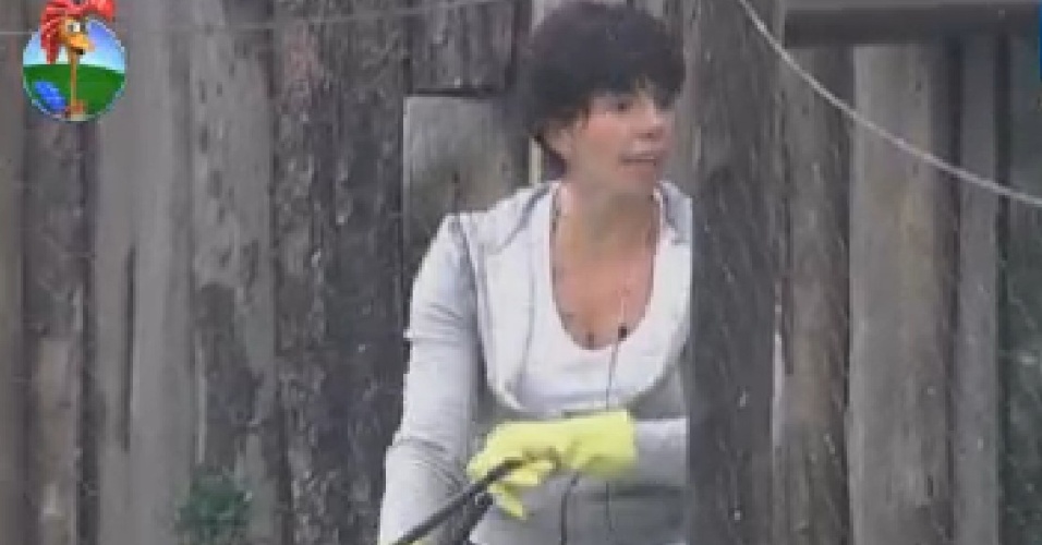 Penélope Nova fala com Simone Sampaio enquanto limpa a área das aves (20/7/12)