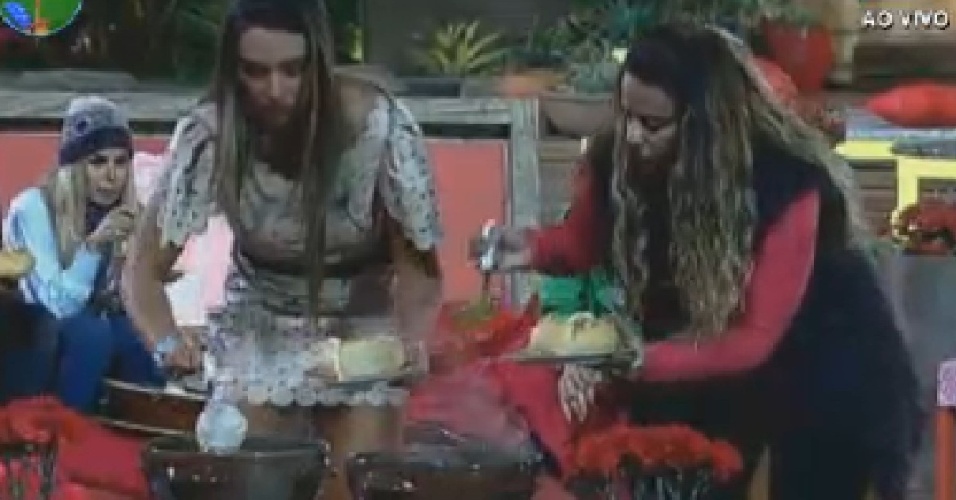 Nicole Bahls e Viviane Araújo se levantam ao mesmo tempo para pegar comida (21/7/12)