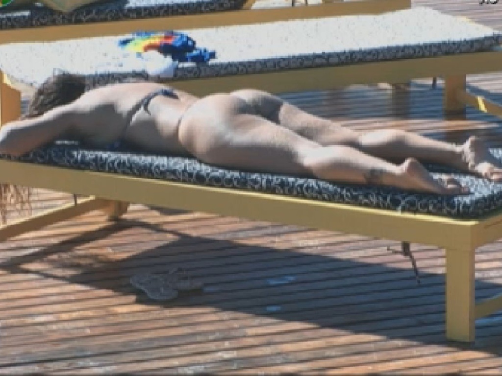 Viviane Araújo se bronzeia na piscina (21/7/12)