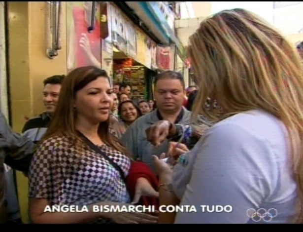 Ângela Bismarchi anda pelas rua 25 de março e fala com pessoas sobe sua participação em "A Fazenda 5" (22/7/12)