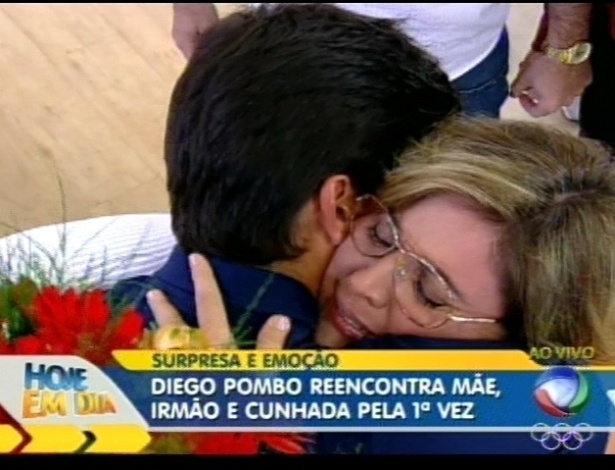 Diego Pombo reencontra a mãe Rosângela após dois meses de confinamento (27/7/12)