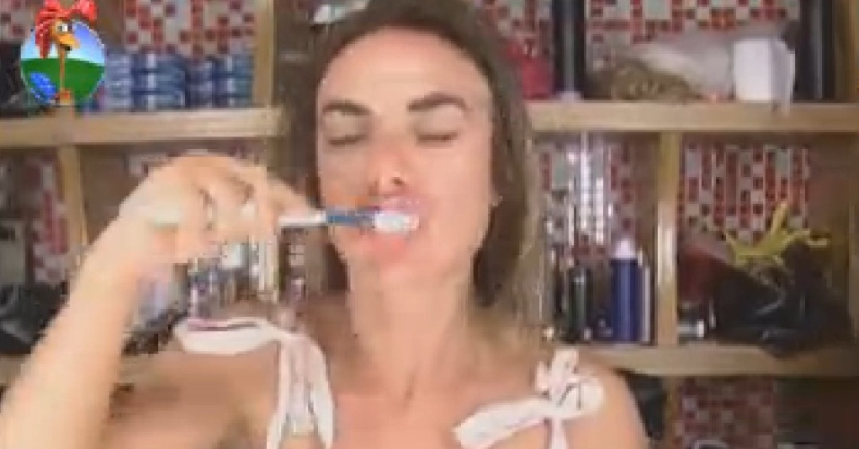 Nicole Bahls escova os dentes depois de acordar (28/7/12)
