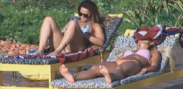 Viviane Araújo e Robertha Portella tomam sol na piscina (28/7/12)