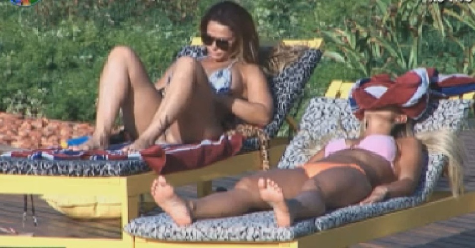 Viviane Araújo e Robertha Portella tomam sol na piscina (28/7/12)