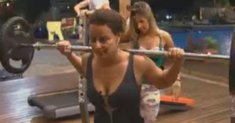 Viviane Araújo faz agachamentos acompanhada de Robertha Portella (31/7/12)
