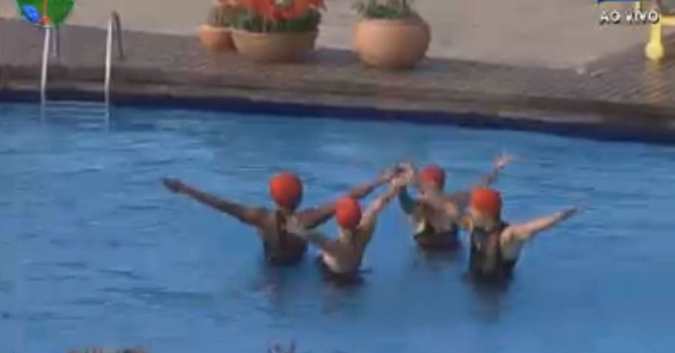 Vavá, Simone Sampaio, Viviane Araújo e Penélope Nova fazem coreografia de nado sincronizado na piscina de "A Fazenda 5" (1/8/12)