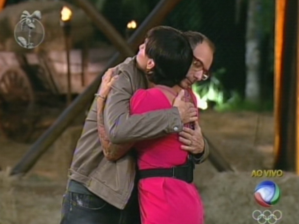 Britto Jr. abraça Penélope Nova após peoa ser eliminada com 68% dos votos (2/8/12)