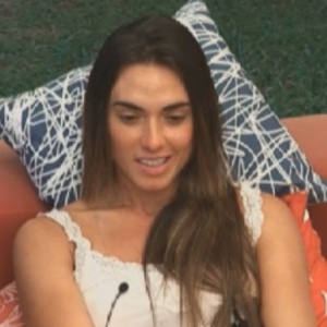 Nicole Bahls faz piada com o próprio corpo (2/8/12)