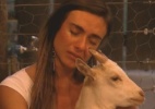 Aos prantos, Nicole Bahls se despede e agradece carinho das cabras - Reprodução/Record