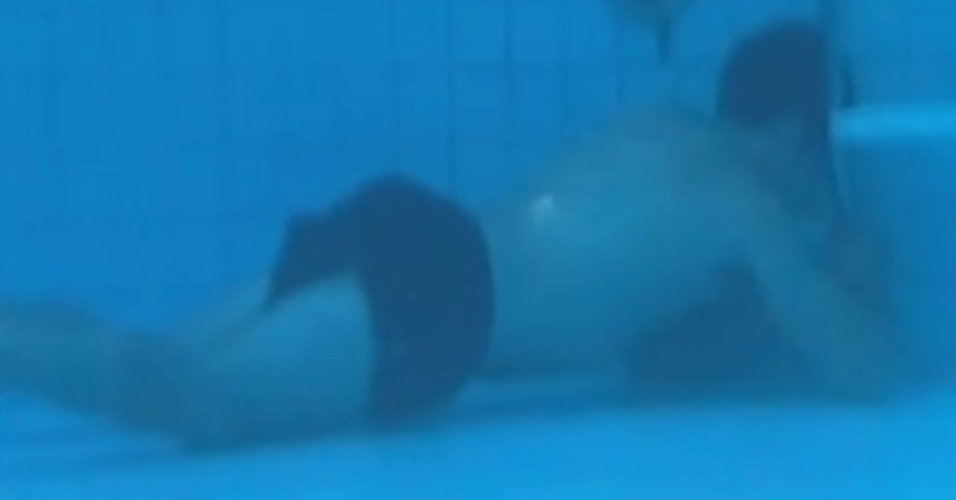 Felipe Folgosi fica submerso na água da piscina de 