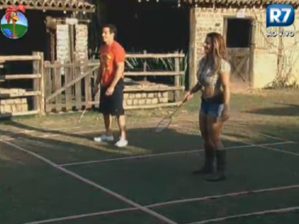 Felipe Folgosi e Viviane Araújo jogam badminton durante tarde descontraída (10/8/12)