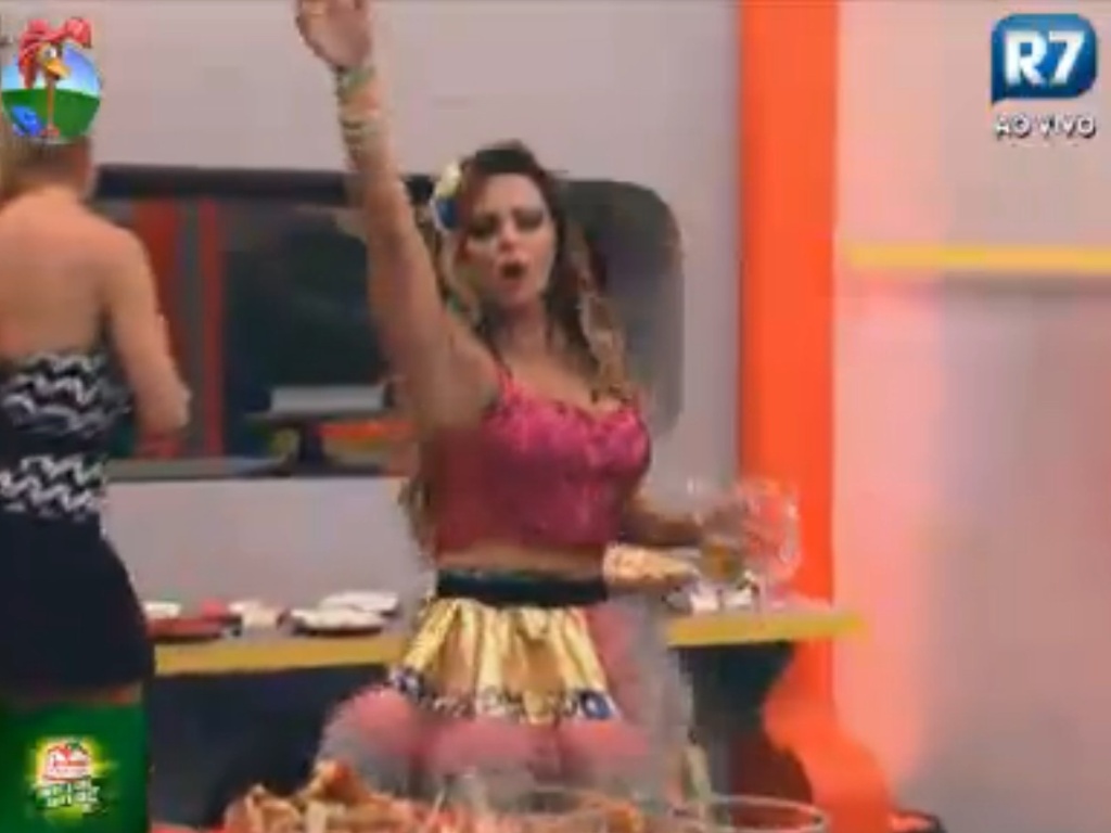 Viviane Araújo dança ao som de música sertaneja na festa Regiões (10/8/12)