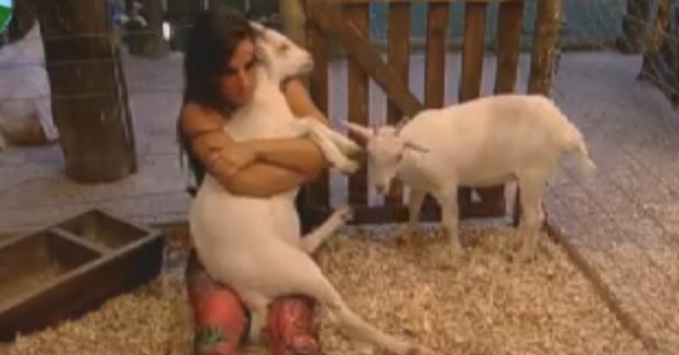 Nicole Bahls abraça cabras durante a tarde (11/8/12)