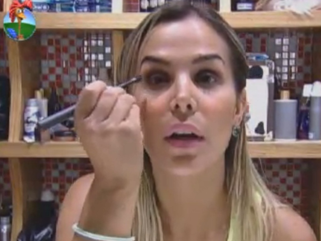 Robertha Portella capricha na maquiagem após cumprir as tarefas da manhã (11/8/12)