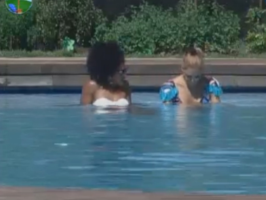 Simone Sampaio e Léo Áquilla relaxam na piscina na manhã deste sábado (11/8/12)