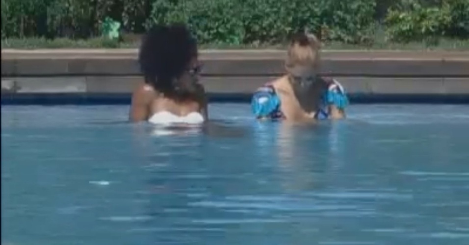 Simone Sampaio e Léo Áquilla relaxam na piscina na manhã deste sábado (11/8/12)