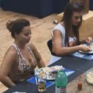 Viviane Araújo e Nicole Bahls almoçam juntas na sede (11/8/12)