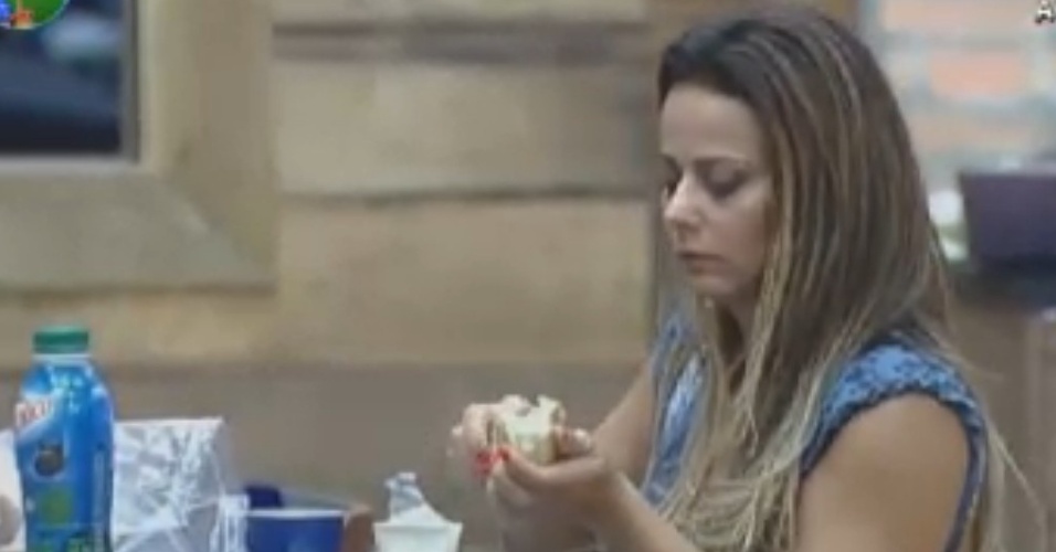 Viviane Araújo toma café da manhã antes de cumprir tarefas na manhã deste domingo (11)