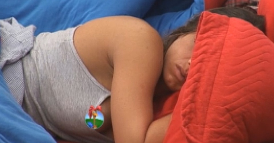 Nicole Bahls dorme  com blusinha decotada e deixa seio à mostra durante o sono (12/8/12)