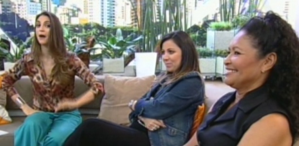 A apresentadora Chris Flores recebe Andréa, amiga de Felipe Folgosi, e Maria, mãe de Simone Sampaio, no programa "Hoje Em Dia" (16/8/12)