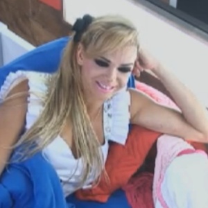 Léo Áquilla aconselha Nicole Bahls a fazer cirurgia no nariz (17/8/12)