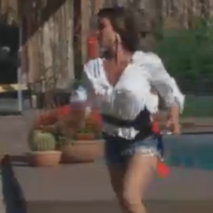 Nicole Bahls corre durante pega-pega (17/8/12)