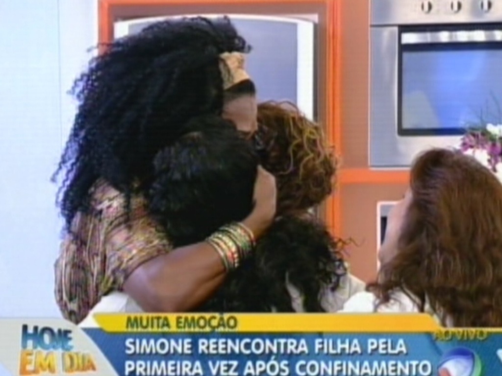 Simone Sampaio abraça a mãe e a filha no 